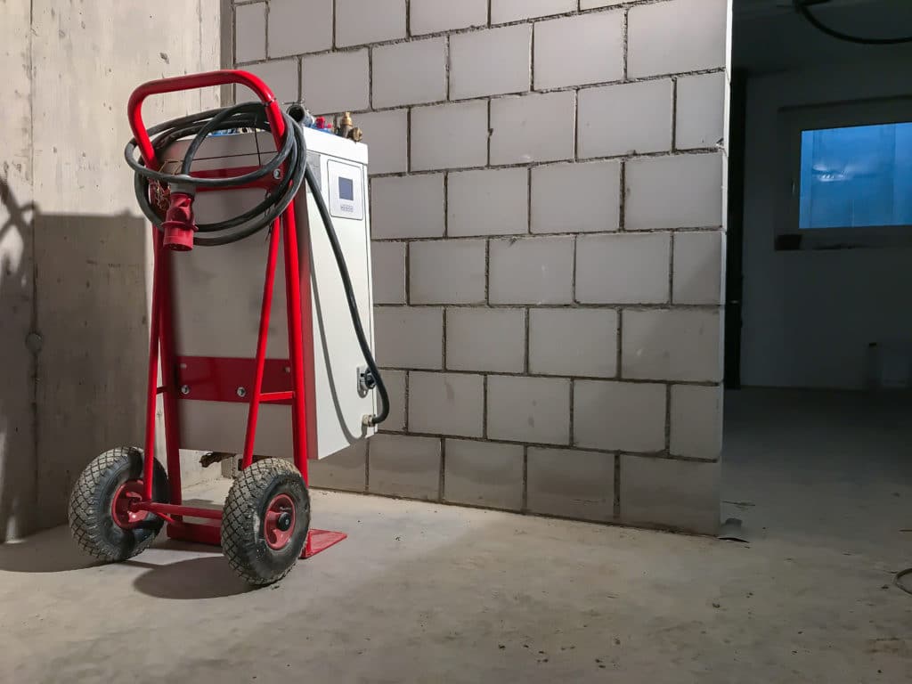 Mobile Heizung elektrisch im Keller eines Hause.s