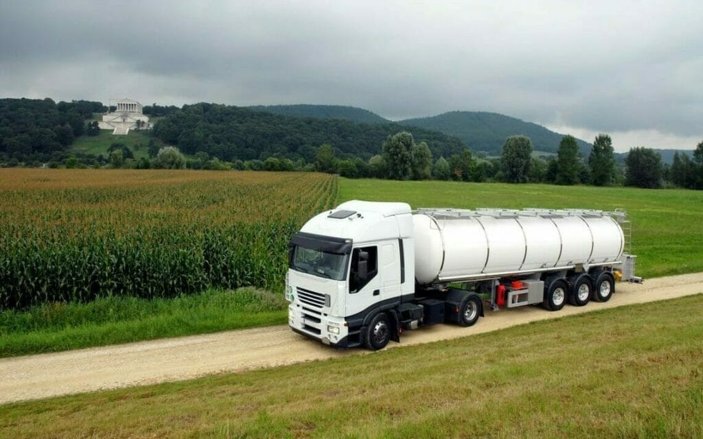 Weißer Tanklastwagen auf Feldweg